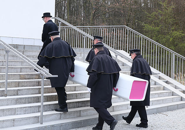 Na pohřeb Míny dorazila spousta známých tváří. Influencerka byla pohřbená v růžové rakvi