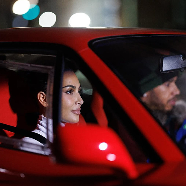 Kim Kardashian a Lewis Hamilton už se neskrývají. Společné video z Tokia potvrdilo spekulace