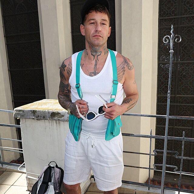 Lucie zvolila �istou eleganci. S�mer vypadal, jako by se obl�kal podle v�ty: b�l� p�ece slu�� v�emu. I kriz�m.