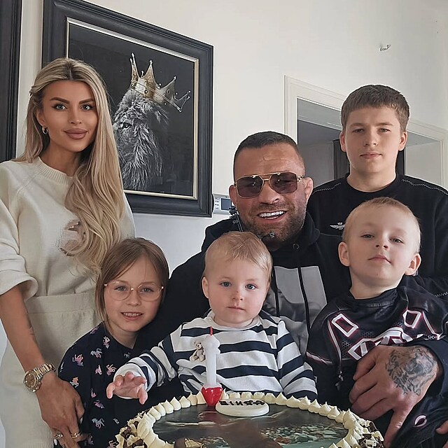 Karlos V�mola vystavil na prvn� narozeniny Arnieho tuto fotku, kde sou�asn� ozn�mil rozchod