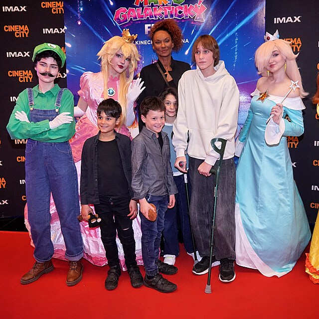 Mezi hosty premi�ry Super Mario: Galaktick� film nechyb�la Lejla Abbasov� v doporvodu d�t�