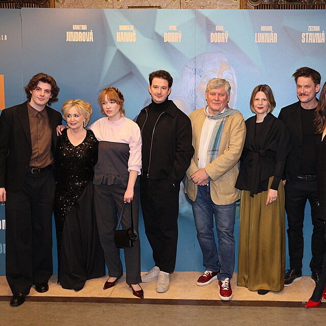 Na premi��e filmu �ampi�n se objevili herci Jana Nagyov� , Miroslav Hanu�, Martina Jindrlov�, Zuzana Stavn�, Tom� M�ch��ek, Adela Duk�tov�, Cyril Dobr�, Adam Kubala a dal��.