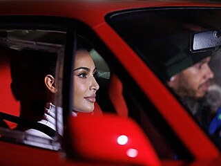 Kim Kardashian a Lewis Hamilton u� se neskr�vaj�