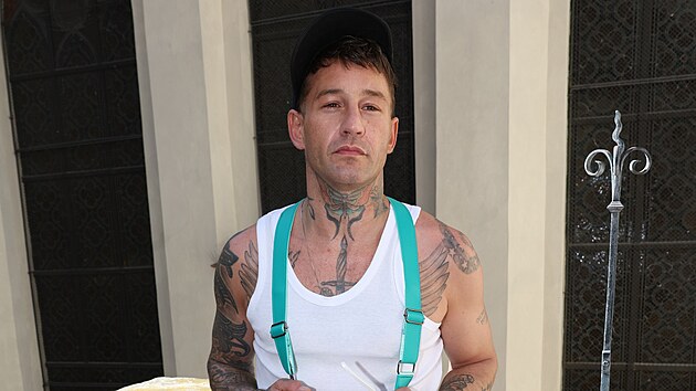 Lucie zvolila �istou eleganci. Sámer vypadal, jako by se oblékal podle v�ty:...