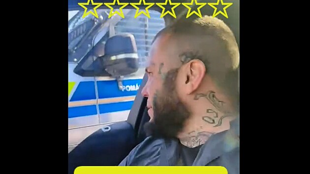 Leo Beránek provokuje policisty.