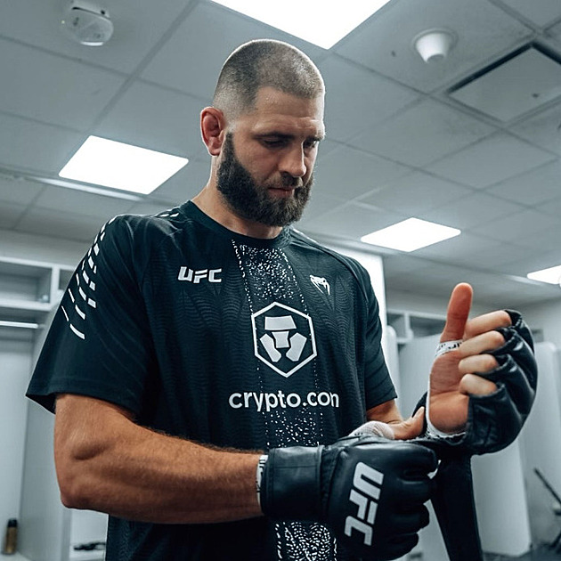 Jiří Procházka je terčem posměšků a kritiky. Měl radši dělat mnicha, zesměšňují lidé jeho prohru