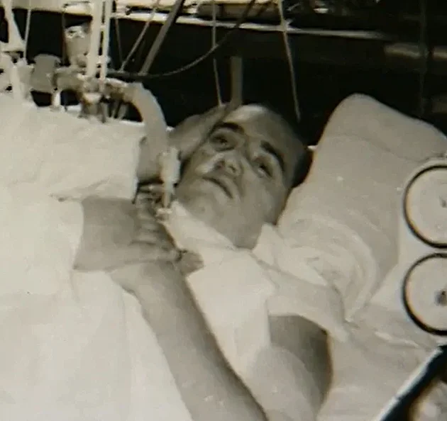 T�i m�s�ce v k�matu. Jan Potm�il po t�k� hav�rii bojoval o �ivot a l�ka�i mu...