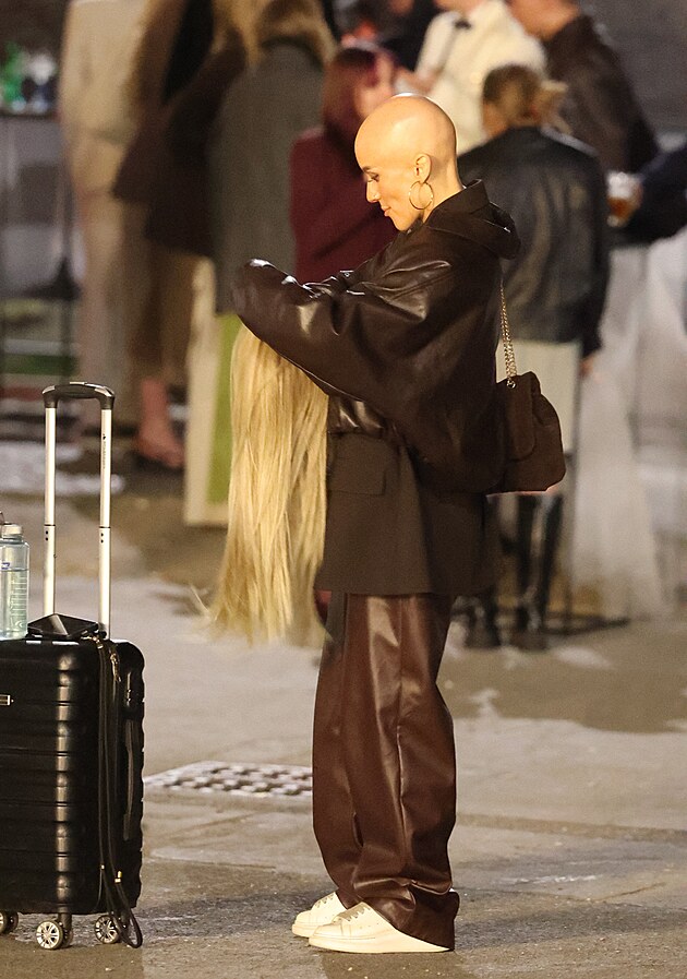 Paruku si za�ala nasazovat a� venku po skon�en� ve�era.