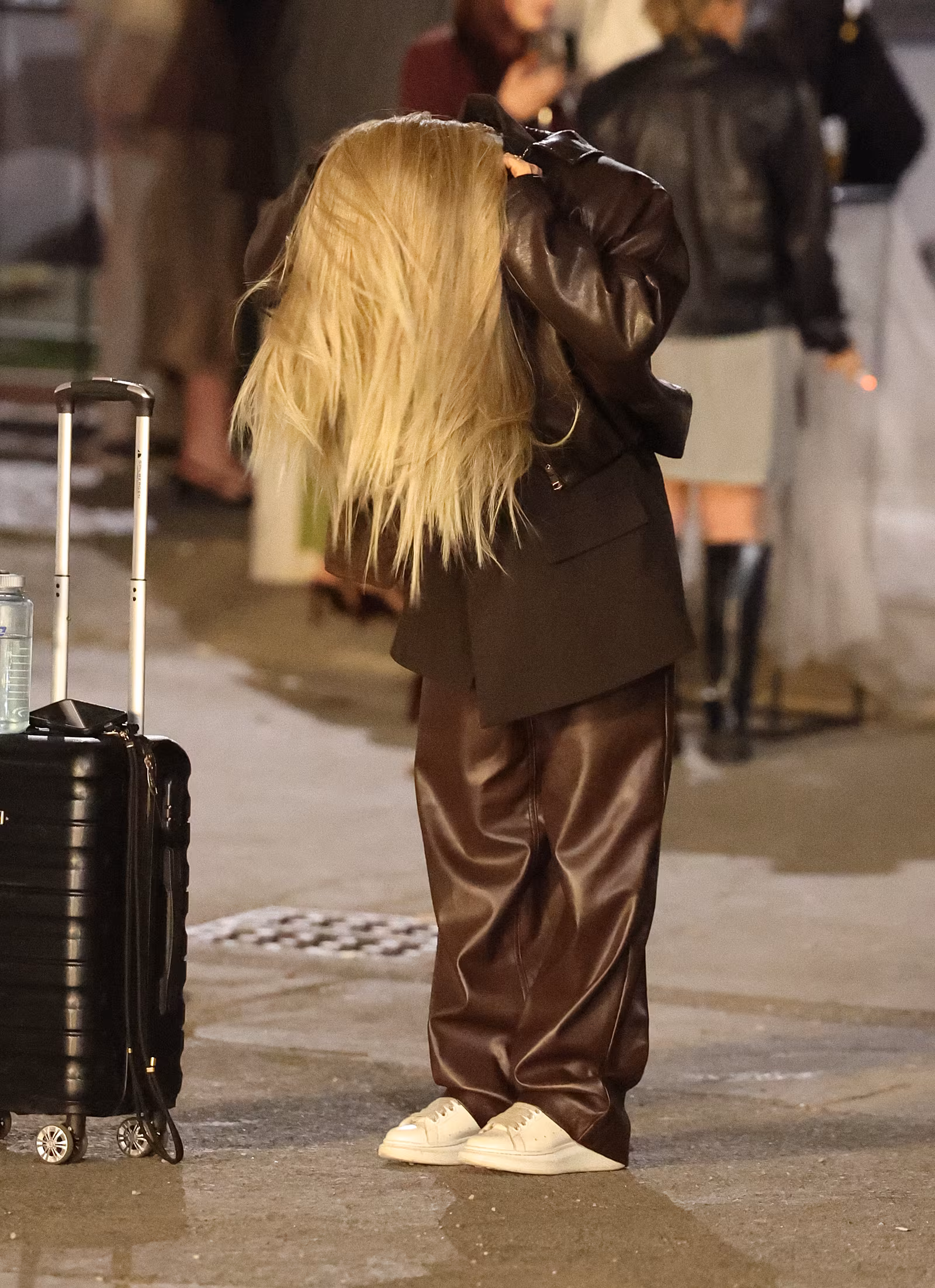 Paruku si za�ala nasazovat a� venku po skon�en� ve�era.