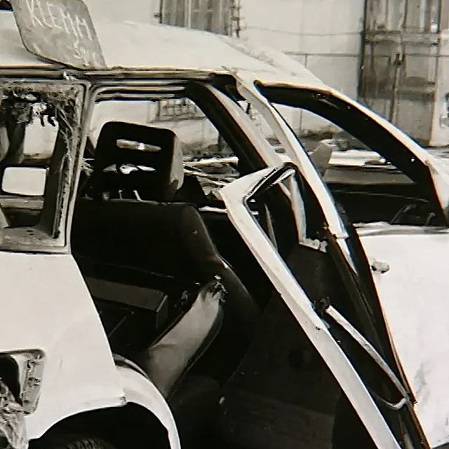 Z�b�r na havarovan� auto po nehod�, kter� Janu Potm�ilovi p�evr�tila �ivot naruby. Bylo to 8. prosince 1989 p�i n�vratu z Ostravy