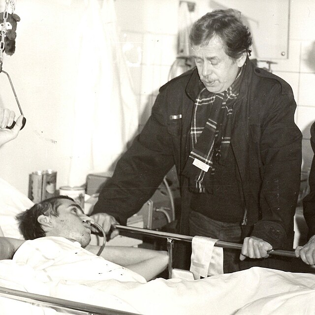 Nemocni�n� sn�mek z nejt잚�ho obdob�. V�clav Havel - u� jako prezident - s...