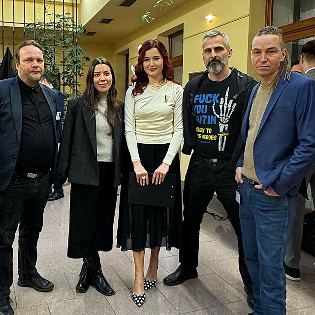 Otakar Folt�n na spole�n� fotce pir�tsk�ho klubu vedle sv� partnerky Katariny Demetrashvili.