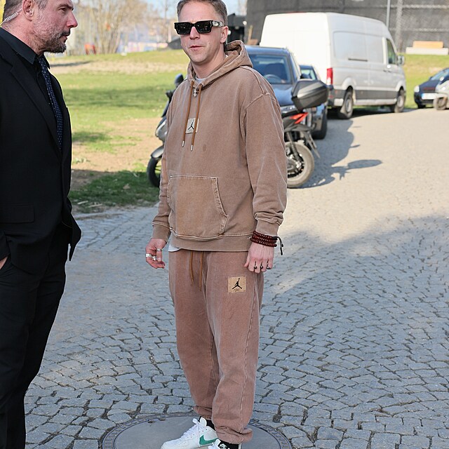 Hn�d� Jordan souprava, b�lozelen� Nike a tmav� br�le. Klus si na p��chod vybral pohodov� streetwear look.