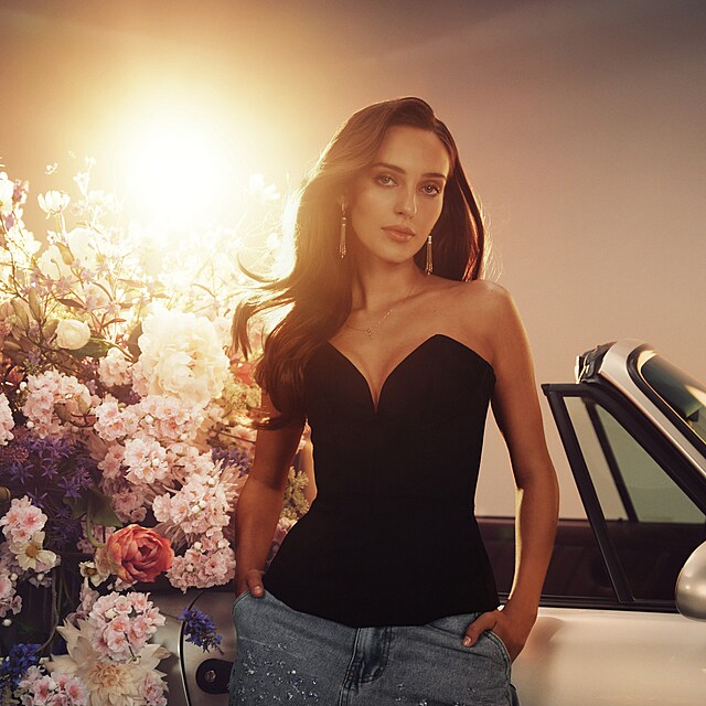 Cover singlu pracuje s v�raznou stylizac�, kter� p�sob� elegantn�, modern� a sebev�dom�. Charlotte na n�m sed� na sv�tl�m Porsche, vedle n�j je bohat� kv�tinov� aran� a cel� obraz p�sob� jako pe�liv� p�ipraven� vstup nov� popov� tv��e.