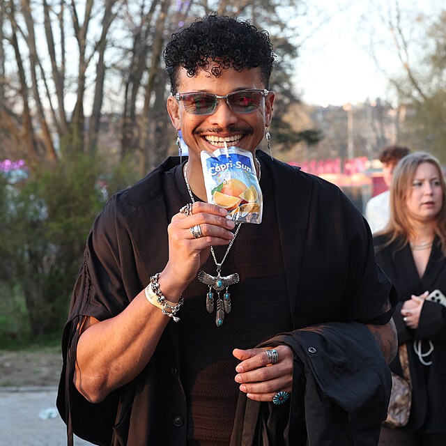 Ben Cristovao dorazil v pohodov�m stylu a s Capri-Sunem v ruce. Ano, i d�tsk�...