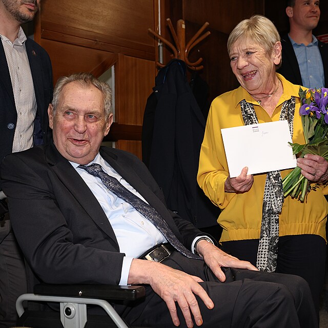 Jaroslava Obermaierov� slavila 80: Pop��l j� tak� Milo� Zeman!