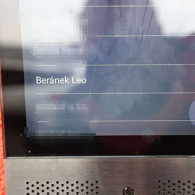 D�m, kde �ije Leo Ber�nek. Lid� se ho tam boj�.