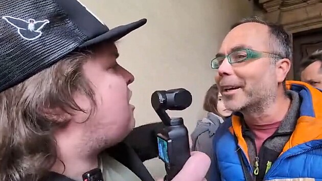 Tvá�í v tvá�, z pár centimetr�. Aktivista Vojt�ch P�enák s kamerou se na...