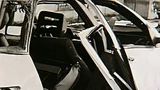 Záb�r na havarované auto po nehod�, která Janu Potm�ilovi p�evrátila �ivot...