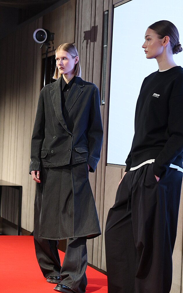 Sako a sukn� v temn� �edi p�sob� nejv�c m�stsky a nejm�n� jako klasick�...