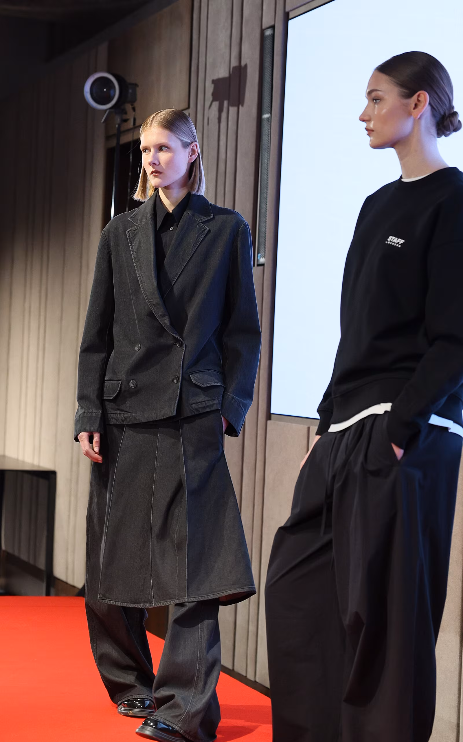 Sako a sukn� v temn� �edi p�sob� nejv�c m�stsky a nejm�n� jako klasick�...