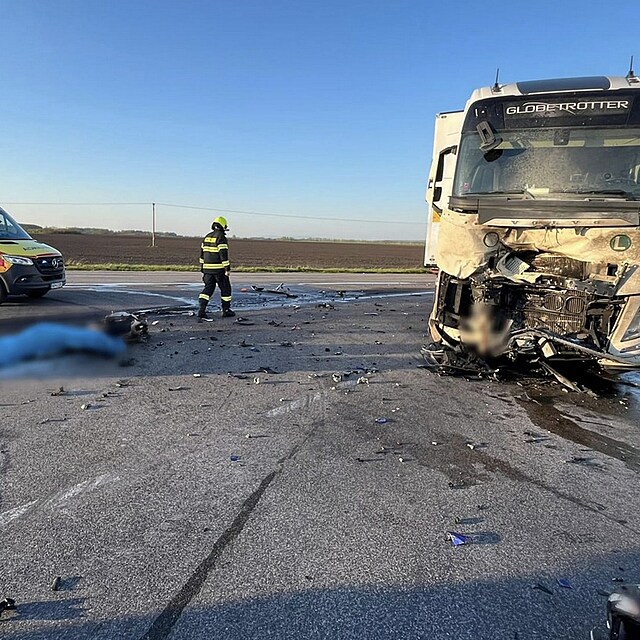Zdemolovan� kamion po st�etu s motorkou. N�raz byl tak siln�, �e stroj za�al ho�et.