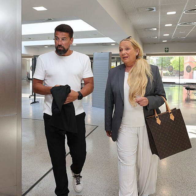 Milan Baro� s pr�vni�kou u soudu