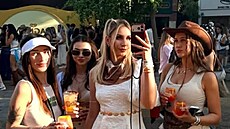 Hana Schicková s kámo�kama na festivalu Coachella .