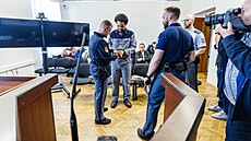 Dominik Feri p�ichází k soudu.