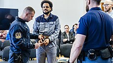 Dominik Feri znovu stanul p�ed Obvodním soudem pro Prahu 3. Ten �e�í dal�í...