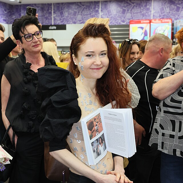 Eva Toulov� nezklamala a zase p�edvedla velmi zaj�mav� outfit.