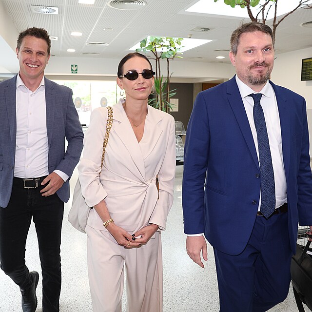 Ag�ta Hanychov� s Mikem Dopitou a sv�m pr�vn�kem u soudu