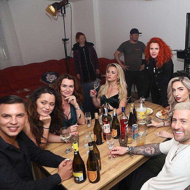U stolu se se�li, zleva: JeyBy, Tereza B�lkov�, Petra �eho�kov�, modelky a z�stupce z Podporuji �esko Filip Kaulfers.