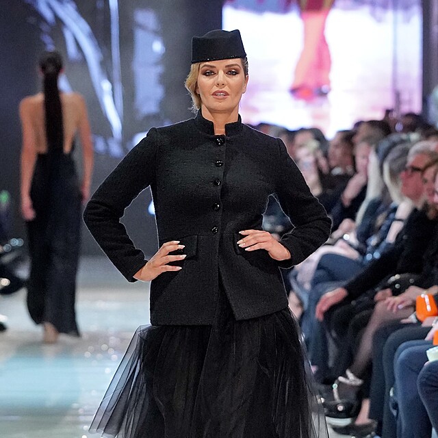 Ta��na Kucha�ov� vynesla na mole model z d�lny Zuzany Le��k �ern�..