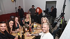 U stolu se se�li, zleva: JeyBy, Tereza Bílková, Petra �eho�ková, modelky a...