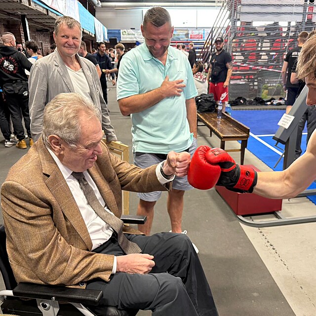 Milo� Zeman zav�tal na boxersk� turnaj.