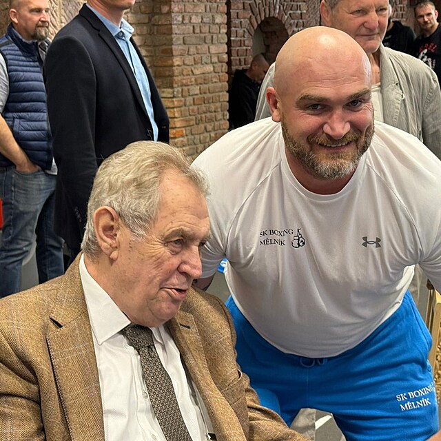 Milo� Zeman zav�tal na boxersk� turnaj.