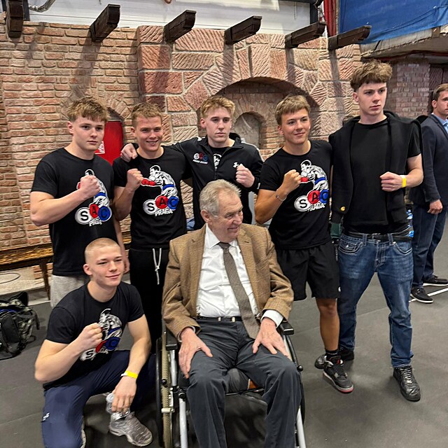 Milo� Zeman zav�tal na boxersk� turnaj.