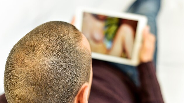 �e�i miluj� porno, psychologie, mu� sleduje tablet