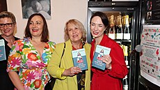 Kate�ina Cajthamlová, Tereza Kostková (vpravo), Lucie �ilhová (vlevo), k�est...