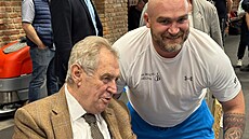 Milo� Zeman zavítal na boxerský turnaj.