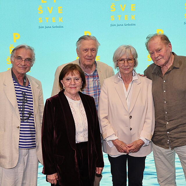Slavnostn� premi�ra �esk� komedie P�t �vestek: Old�ich Kaiser, Lenka Termerov�, Petr Kostka, Dana Syslov� a Jan Vlas�k