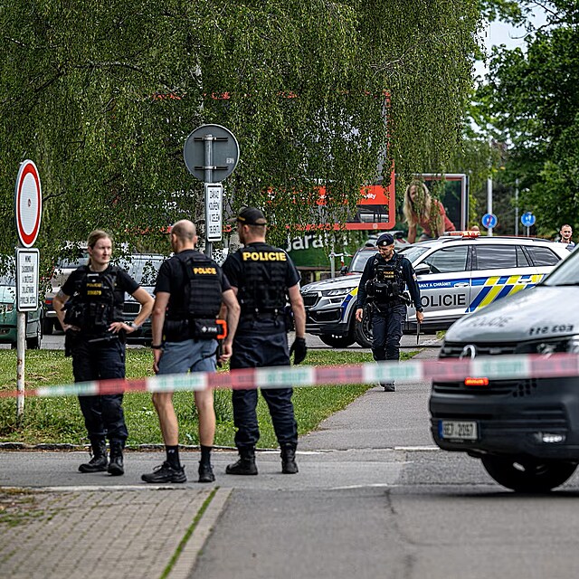 V Pardubic�ch evakuovali �kolu i jej� okol�, kv�li z�va�n�mu fyzick�mu napaden� v are�lu St�edn� pr�myslov� �kole chemick� v Pod�bradsk� ulici. (21. kv�tna 2026)