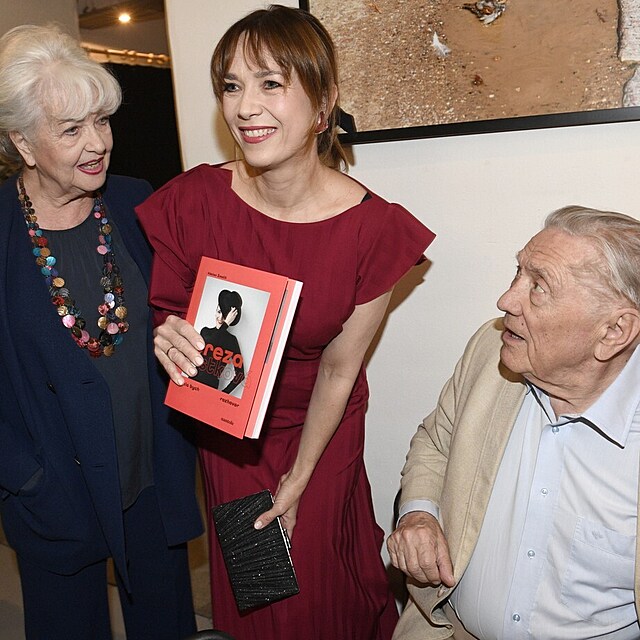 Tereza Kostkov� s maminkou Carmen a tat�nkem Petrem