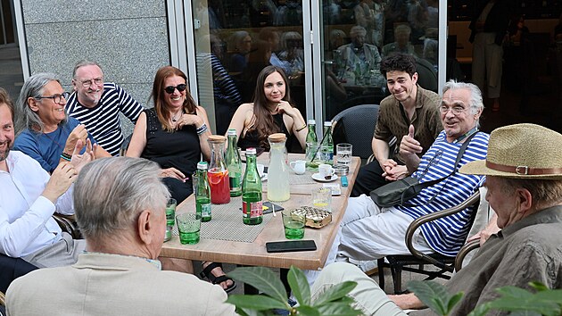 Old�ich Kaiser se dob�e bavil s kolegy.
