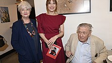 Tereza Kostková s maminkou Carmen Mayerovou a tatínkem Petrem Kostkou