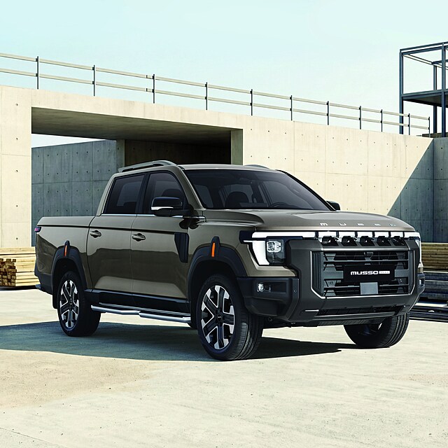 MUSSO Grand nen� jen auto na efekt. D�ky r�mov� konstrukci, pohonu 4x4 a ta�n� s�le a� 3,5 tuny m��� hlavn� na pr�ci.