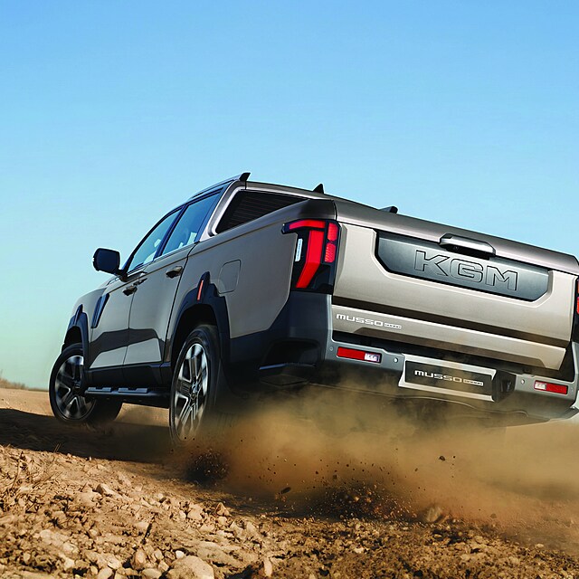 Pohon 4x4 je u nov�ho MUSSO Grand u� v z�kladn� v�bav�. Auto tak d�v� smysl i mimo hladk� asfalt.