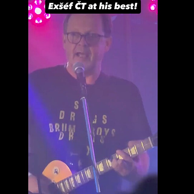 Petr Dvo��k v�l� na kytaru