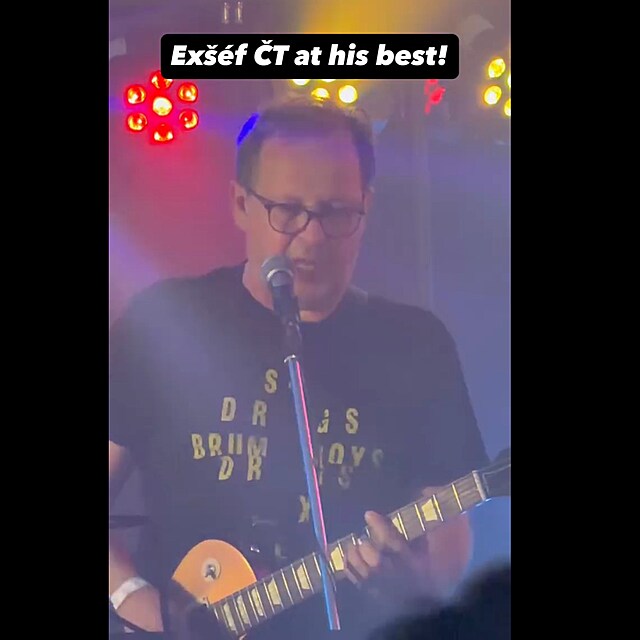 Petr Dvo��k v�l� na kytaru